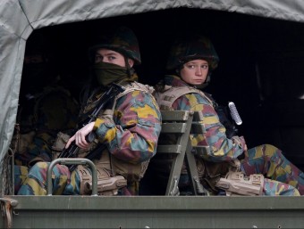 Soldats belgues patrullen a prop de la parada de metro Maalbeek de Brussel·les, on ahir es va produir un dels atemptats EFE