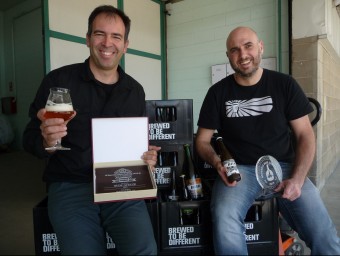 Pere Móra i Albert Galan (Biir) amb alguns dels premis cervesers recollits al llarg d'aquests anys. LL.A