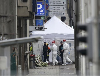 Agents de la policia belga investiguen a l'escenari del segon atemptat d'ahir dimarts, l'estació de metro Maalbeek REUTERS