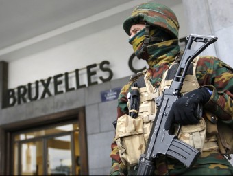 Un soldat belga vigila l'accés a l'estació central de trens, aquest dimecres a Brussel·les REUTERS