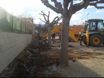 Una màquina treballant aquesta setmana en les obres del pati de l'escola L'Entorn. AJUNTAMENT DE PORQUERES