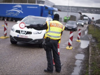 Un policia alemanya, ahir, controlant la frontera amb Bèlgica MARIUS BECKER / EFE