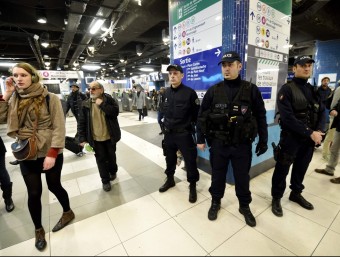 Agents de policia vigilen els vianants a la popular estació de Les Halles, al centre de París AFP