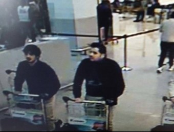 D'esquerra a dreta, Laachraoui , Ibrahim El Bakraoui i un tercer home que encara estaà per identificar, a l'aeroport de Brussel·les EUROPA PRESS