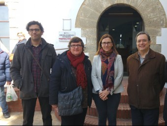 Gerard Termes (CUP), Isabel Roig (ICV), Annabel Moreno (ERC), Ramon Vinyes (PSC) i Josep Manel Nogueras (CIU) –d'esquerra a dreta– ahir al matí, just després de presentar al registre la moció de censura T. M