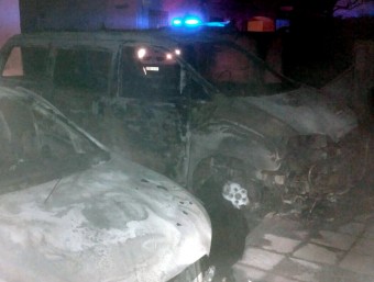 La furgoneta on van morir els dos gossos a Palafrugell, i l'altre cotxe afectat AJ. PALAFRUGELL
