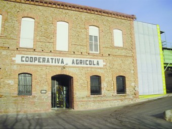 Façana de l'edifici de la cooperativa de la Granadella on s'ubica el Museu de l'Oli de Catalunya ACN