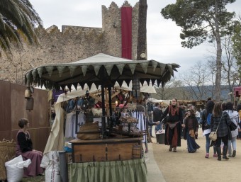 Una de les parades del mercat de Calonge, a tocar del Castell.  LURDES ARTIGAS / GLÒRIA SÁNCHEZ / ICONNA