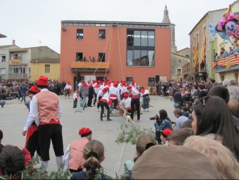 La plaça Major de Cornellà del Terri plena de gent en el moment d'aixecar l'arbre de més de 22 metres D.V