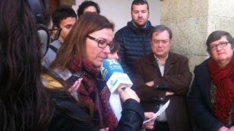 La regidora d'ERC, Annabel Moreno, explicant els motius de la moció de censura dijous passat al costat de Ramon Vinyes i Isabel Roig. ARXIU