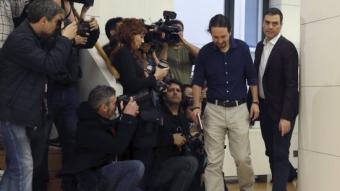 Pablo Iglesias i Pedro Sánchez, abans de la reunió, que ha aixecat molta expectació mediàtica EFE