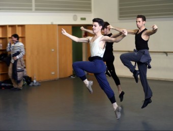 Alumnes del Conservatori Professional de Dansa ballant ‘Las lavanderas, amb el suport de ballarins d'Antonio Gades, fa unes setmanes. QUIM PUIG