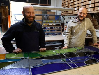 Mostra de diversos vitralls realitzats per l'empresa aviat centenària JM Bonet. Luard i Jordi Bonet, segona generació familiar al taller que tenen al barri de Gràcia.  ARXIU JUANMA RAMOS