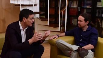 El líder del PSOE, Pedro Sánchez, parla amb Pablo Iglesias (Podem) durant la trobada mantinguda pels dos polítics aquesta setmana P.P. MARCOU / AFP