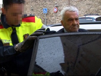 El detingut, sortint del cotxe policial davant els jutjats de Cervera ACN