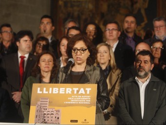 L'alcaldessa de Vic llegint el manifest davant d'alcaldes i regidorsoriol duran