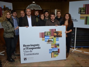 Xavier Albertí, al centre de la fotografia mostrant la nova imatge promocional de la DO Empordà. I.BOSCH