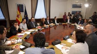 Un moment de la reunió a tres entre representants del PSOE, Podem i C's, aquest dijous al Congrés REUTERS