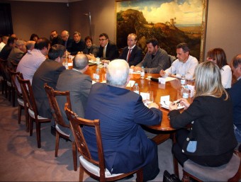 Els alcaldes, reunits amb Salvadó, ahir a la tarda a Barcelona ACN