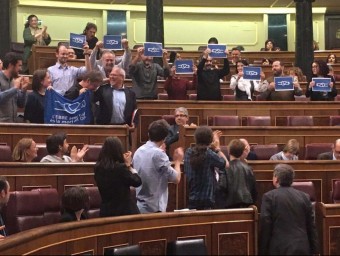 Els diputats de Podem van desplegar cartells amb el nus antitransvasament al ple del Congrés. ELPUNT AVUI