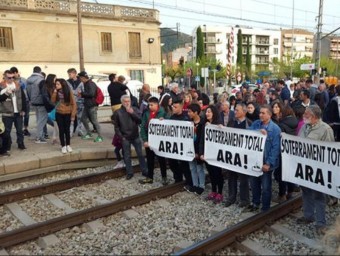 Centenars de veïns de Montcada es van concentrar ahir a la tarda tallant la via del tren més d'una hora per reclamar que facin subterrània la línia al pas pel pel municipi C'S MONTCADA