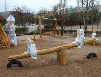 Els personatges de les Tres Bessones formen part dels nous jocs infantils instal·lats al parc de Joan Armengol. A.T