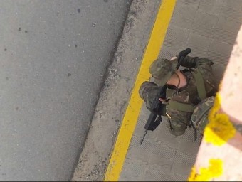 Una escena de la presència dels militars a Sant Climent Sescebes aquest passat dimecres EL PUNT HAVUI