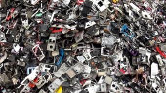 Carcasses de dispositius electrònics en un abocador després de ser reciclats ARXIU