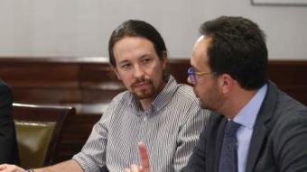 El líder de Podem, Pablo Iglesias, i el portaveu del PSOE, Antonio Hernando, durant la reunió a tres del passat dijous EFE