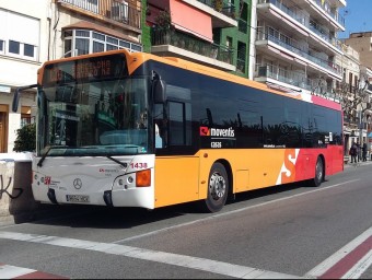 Un bus de Casas, que uneix Mataró i Barcelona en el seu pas per la N-II al Masnou, on para arran del nou conveni N.S.I