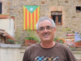 L'alcalde de Colomers, Josep Manuel López, davant l'estelada ecologista de casa seva E.A