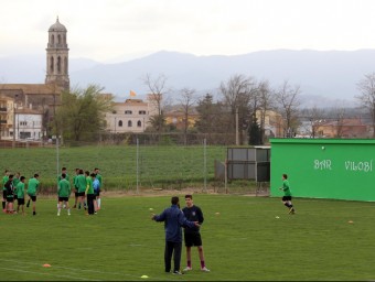Una imatge de l'entrenament d'un equip de futbol de Vilobí, dilluns passat en un dels camps de les instal·lacions municipals QUIM PUIG