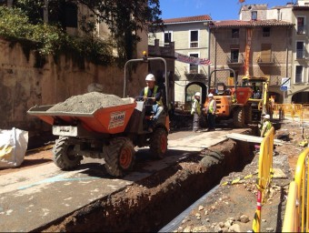 Una imatge dels treballa al carrer Francesc Camprodon, que obliguen a tallar la via durant gairebé dues setmanes J.F. / FOTO: EL PUNT AVUI