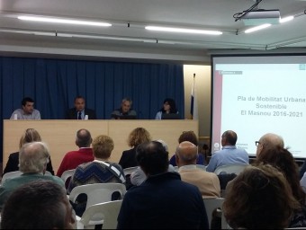 D'esquerra a dreta Manel Ruiz, empresa Indic, Jaume Oliveras, alcalde del Masnou, Quim Fàbregas, regidor de Mobilitat i Àlia Ramellini, empresa Intra, en l'acte del PMUS N.S.I