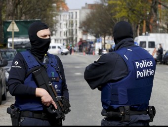 Agents de la policia belga vigilen una estació de metro, ahir a Brussel·les REUTERS