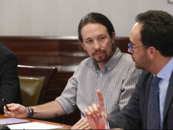 El líder de Podem, Pablo Iglesias, i el portaveu del PSOE, Antonio Hernando, durant la reunió a tres del passat dijous EFE