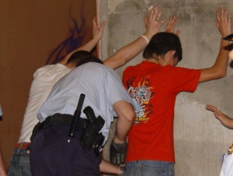 Imatge d'arxiu d'una actuació de la policia de Calella a uns joves per determinar si duien o no substàncies estupefaents T.M
