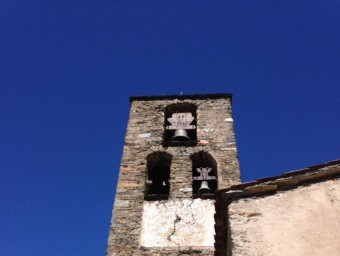 Una vista general del campanar de la capella d'Espinavell amb les campanes i un detall d'una de les peces restaurades pel veïns d'aquest nucli de Molló. J.C