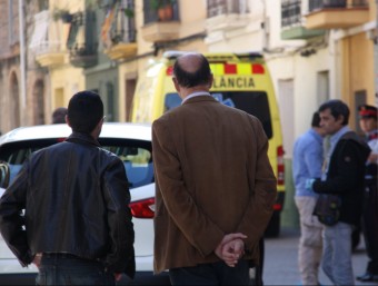 L'alcalde de Sant Feliu de Llobregat, Jordi San José, segueix les tasques dels efectius d'emergències al llocs dels fets ACN