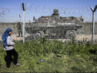 Un tanqueta de la policia de Macedònia vigila la tanca fronterera, a prop del campament d'Idomeni EFE