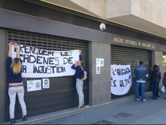 Membres de la PAH Stop Desahucios Alt Maresme ahir davant l'oficina d'Aigües Potables de Malgrat T.M