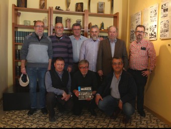Antoni Mas, amb el llibre, envoltat dels músics a la presentació de Girona SARA CABARROCAS 