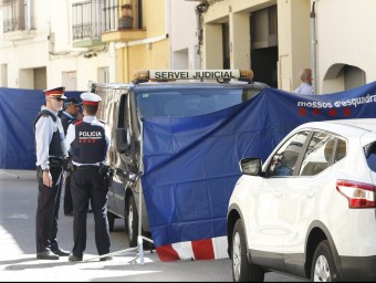 La policia, davant el domicili de Sant Feliu on van passar els fets EFE/EP