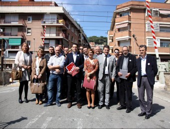 Alcaldesses i alcaldes de la FMC davant un dels passos a nivell de la R2 a Montcada MARIA BÉLMEZ/ACN
