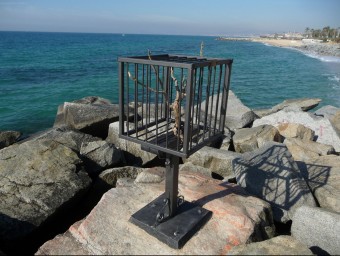 L'escultura en qüestió va aparèixer fa pocs dies a un espigó de Premià de Mar i, segons una inscripció, vol ser un record als immigrants ofegats al mar Mediterrani. LLUÍS ARCAL