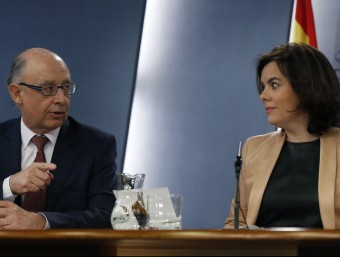 El ministre d'Hisenda, Cristóbal Montoro, i la vicepresidenta Soraya Saénz de Santamaría, aquest divendres a la Moncloa EFE