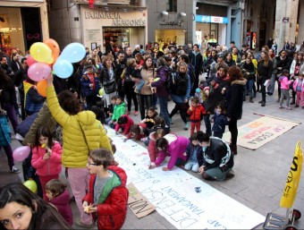 Concentració festiva celebrada al març per revindicar l'escola pública catalana i contra la supressió d'aules de P3 ACN