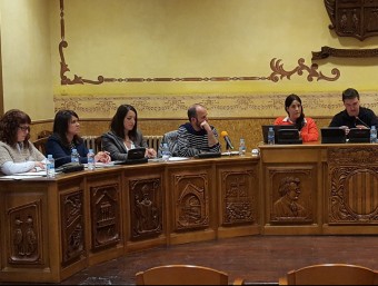 Una imatge del ple de Sant Hilari del dia 7, amb els set regidors de l'equip de govern. La regidora d'Hisenda, Jennifer Gallardo, duu un jersei taronja EL PUNT AVUI