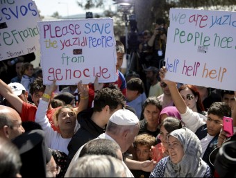 El papa saluda alguns dels refugiats a Lesbos, que li reclama ajuda REUTERS