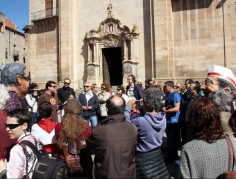 Un dels organitzadors fent una explicació als assistents a la ruta pedroliana, a la plaça de l'Ajuntament de Tàrrega ACN